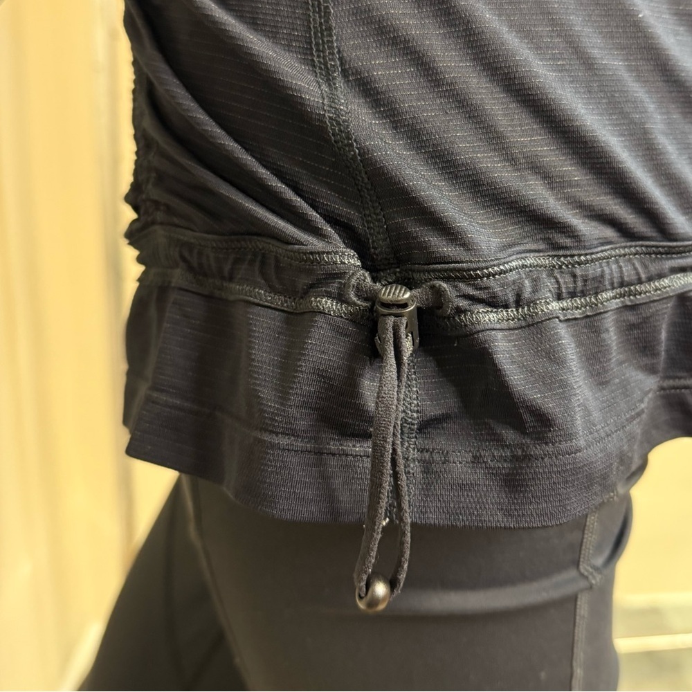 Lululemon Scrunch Back Clinch Waistband Racerback Tank – Black Stripe, Size 6 - Picture 4 of 8